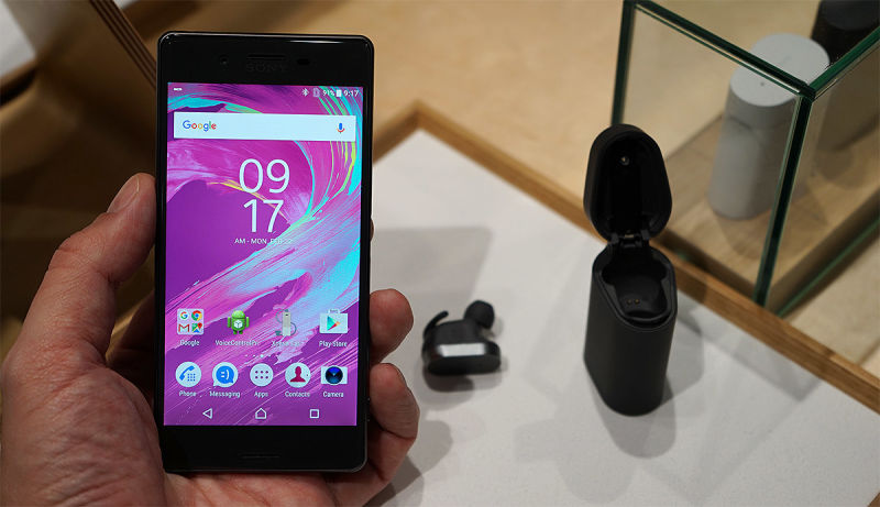 El Xperia X, junto al accesorio Xperia Ear